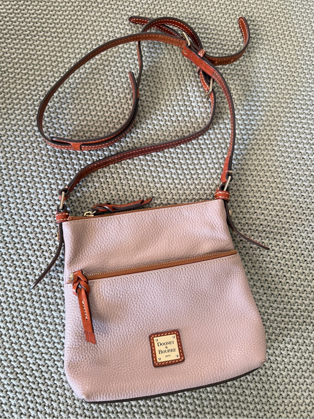 Like New! Dooney & Bourke taupe Y2K leather crossbody purse